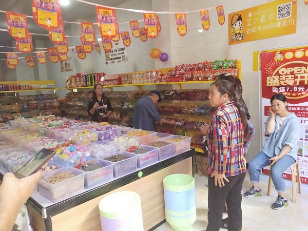 女生適合開的三種店：零食加盟店、甜品店?、鮮花店?