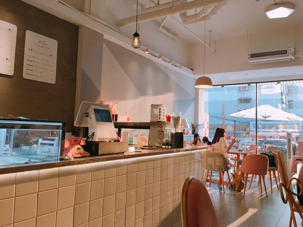女生適合開的三種店：零食加盟店、甜品店?、鮮花店?