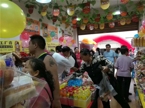 零食加盟店導(dǎo)購技巧：5米關(guān)注、3米注視、1米搭話