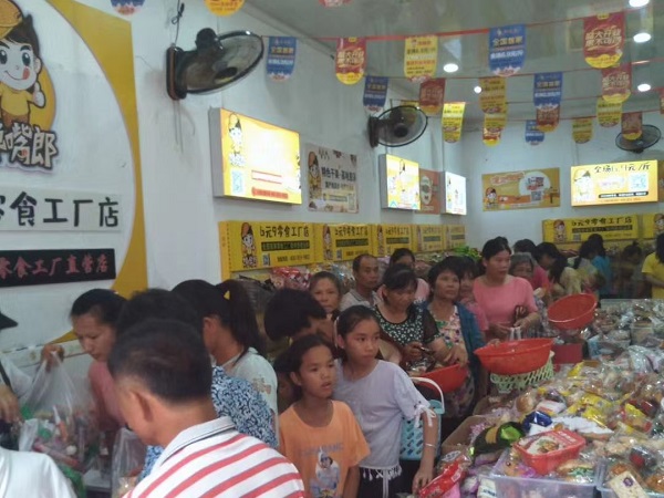 在零食加盟店的經(jīng)營中，不要曲解“把客戶當上帝”的意思